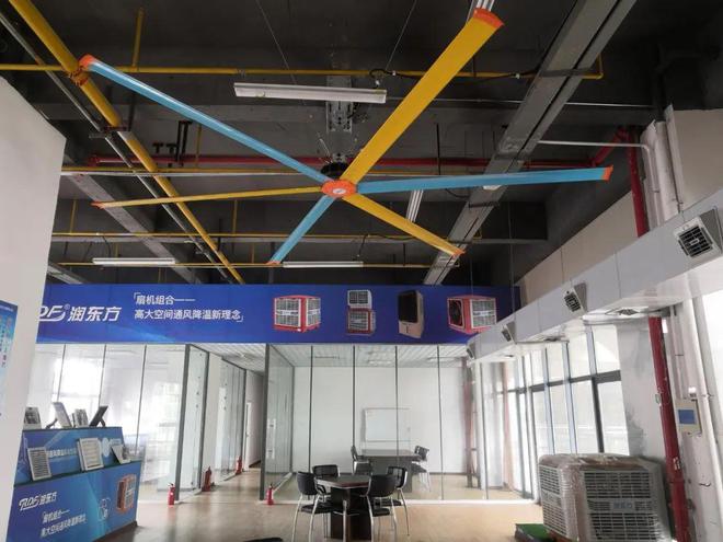 入伏時節(jié)高大廠房通風(fēng)降溫 高效節(jié)能方案與濕度調(diào)節(jié)設(shè)備指南